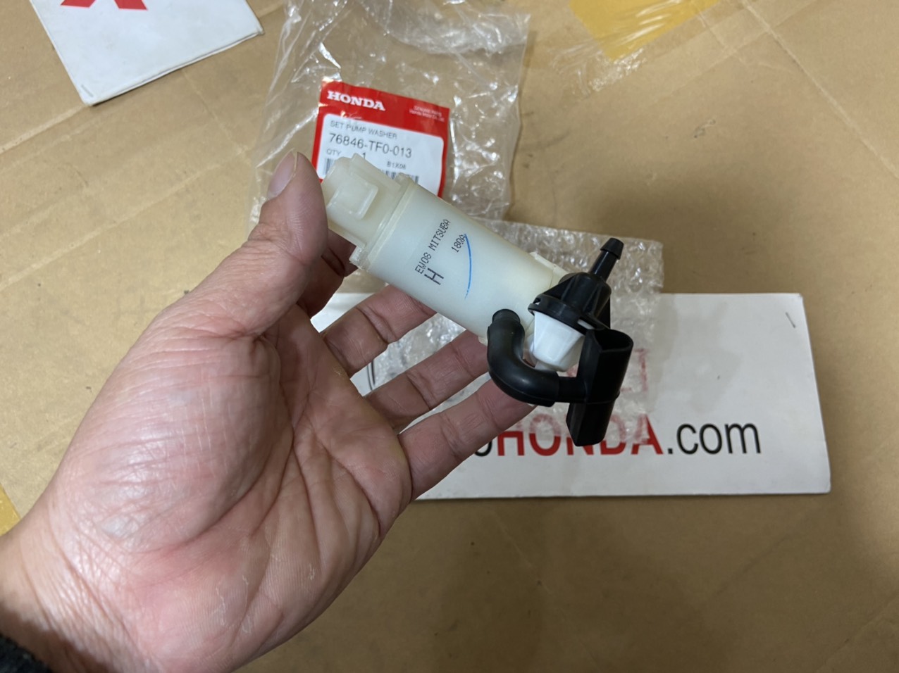 Mô tơ bơm nước rửa kính xe Honda CRV